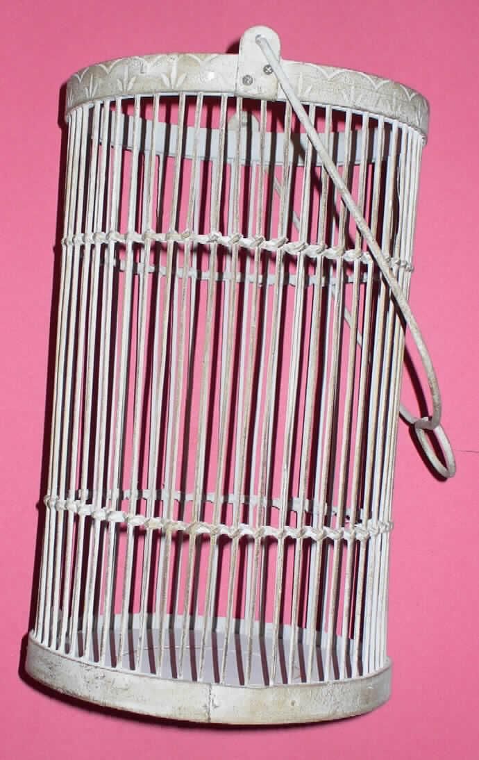 Aus verschiedenen Stoffen zusammengesetzte Ware, so genanntes "Windlicht", bestehend aus 
- einem röhrenförmigen Henkelkorb (ca. 31 cm hoch, Durchmesser ca. 20 cm), unmittelbar
  aus gefärbten pflanzlichen Flechtstoffen hergestellt (lt. Angaben des Anmelders aus Rattan)
- mit Boden und oberem Rand aus Holz sowie einem Henkel aus unedlen Metallen
- und einem zylindrischen Behältnis aus Glas (Höhe ca. 20 cm, Durchmesser ca. 9 cm)
- ohne Hinweise auf Fertigung in Handarbeit.
Die pflanzlichen Flechtstoffe verleihen der Ware insbesondere im Hinblick auf den Umfang und die Zierwirkung ihren Charakter. Eine Einreihung als nichtelektrischer Beleuchtungskörper in die Position 9405 kommt nicht in Betracht, da das Glasgefäß weder passgenau für ein Teelicht gearbeitet ist noch eine Aufnahmevorrichtung für eine Kerze besitzt.