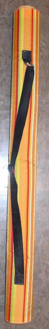 Matte (so genannte Strandmatte) 
- rechteckig, in den Abmessungen von ca. 180 x 70 cm
- aus pflanzlichen Flechtstoffen (aus parallel aneinandergefügten Halmen aus -lt. Angaben   
  des Antragstellers- Stroh, die nebeneinander gelegt und durch Haltefäden aus Spinnstoff 
  in Flächenform verbunden sind)
- mit einer ca. 0,8 cm breiten Randeinfassung aus Spinnstoffgeweben
- an einer Schmalseite mit einem ca. 18 cm breiten Gewebestreifen ausgestattet, der sich
  nach dem Zusammenrollen der Matte als äußere, mit Reißverschluss zu schließende Hülle 
  darstellt, zusätzlich mit einem Tragegurt aus Gewebeband versehen.
Nach Umfang und Gesamteindruck verleihen die pflanzlichen Flechtstoffe der Ware ihren Charakter.