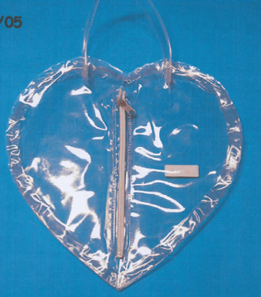 Herzförmiges Aufbewahrungsbehältnis (max. Abmessungen: ca. 28 x 27 cm) mit 2 Tragegriffen aus transparenten, an den Rändern miteinander verschweißten Kunststofffolien i. S. d. Anm 1 zu Kap 39 (PVC lt. Angaben des Antragstellers). Aufgrund ihrer Verarbeitung, Form und Ausstattung (Entnahmevorrichtung in Form eines auf der Vorderseite vertikal angebrachten Reißverschlusses) ist die Ware nur sehr eingeschränkt als Tasche nutzbar; sie wird vielmehr üblicherweise als dekoratives Transport- und Verpackungsmittel von Kindersocken im Handelsverkehr verwendet.
