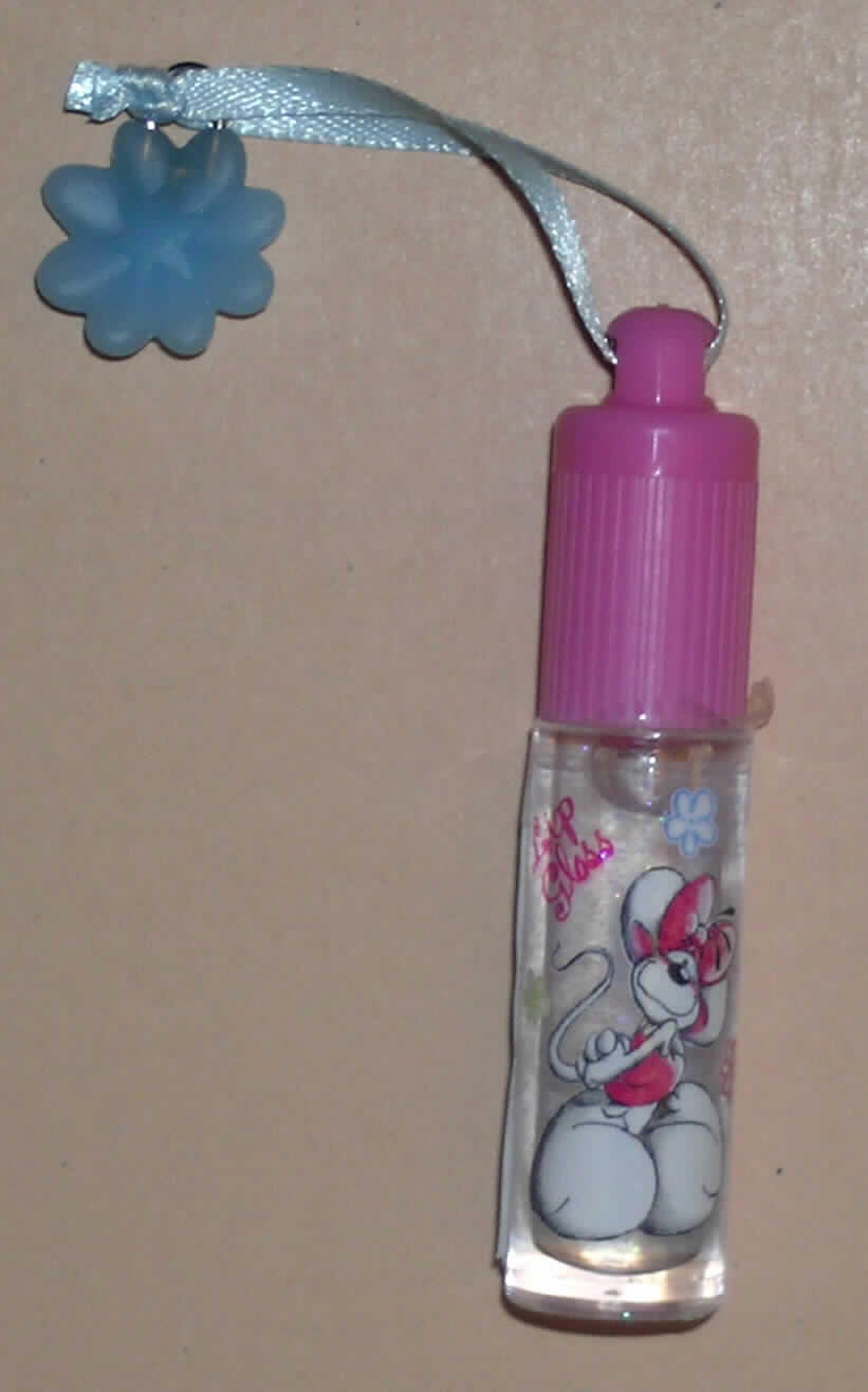 Schminkmittel für die Lippen, sog. Lip-Gloss;
Das transparente, mit eingestreuten Glitzerpartikeln versehene Erzeugnis ist in Stiftform in einem ca. 5,5 cm langen Röhrchen mit einer Rollkugel zum Auftragen und einem abschraubbarem Deckel, der zusätzlich mit einer Kunststoffblüte an einem Spinnstoffband verziert ist, aufgemacht.
Die Ware ist mit beigefügten Haarklammern, -spangen und -bändern in einem Aufbewahrungsbehältnis aus Kunststoff verpackt.
Es liegt keine Warenzusammenstellung im Sinne der AV 3 b) mangels eines gemeinsamen Bedarfs vor; die einzelnen Bestandteile sind somit getrennt einzureihen (s. Positionen 1 - 5).