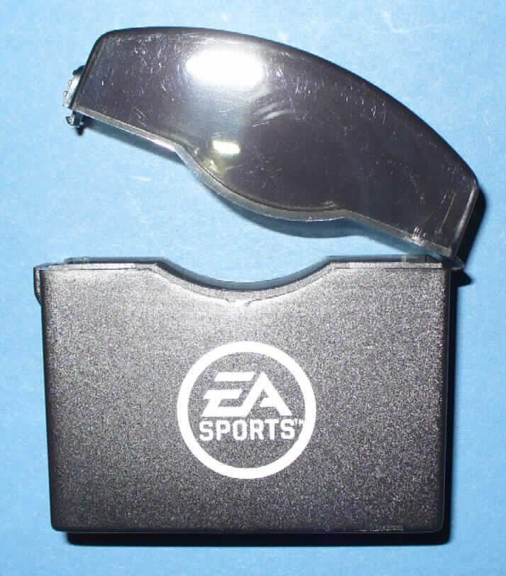 Aufklappbares Behältnis aus Kunststoff mit durchsichtigem Deckel (sog. Game Card Cartridge; Größe ca. 70 x 67 x 23 mm), das zur Aufnahme von vier PSP-Spielen bzw. -Filmen bestimmt ist.

Die Kunststoffbox bildet gemeinsam mit einem Etui aus Spinnstoffen, einem Paar Stereo-Innenohr-Ohrhörern, zwei zusätzlichen, austauschbaren Paaren Ohrhöreraufsteckern in anderen Größen, einem USB-Kabel zum Laden und für den Datenaustausch, einer passgenauen haftenden Schutzfolie für den PSP-Bildschirm, einem Reinigungstuch aus Gewirken und einer Halteschlaufe aus Kunststoff eine Verkaufseinheit, die aufgeblistert für den Einzelverkauf aufgemacht ist.

Eine Einreihung als Warenzusammenstellung in Anwendung der AV 3 b) kommt nicht in Betracht, da die Waren keinem gemeinsamen Bedarf dienen.