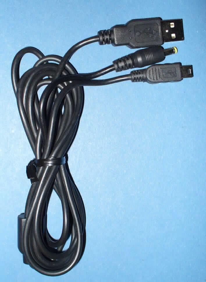 Elektrisches isoliertes Adapter-Y-Kabel, kein Koaxialkabel, mit Anschlussstücken; an einem Ende: USB-Anschluss, an den beiden anderen Enden: Mini-USB-Buchse und Stromversorgungsstecker. Das Kabel ist für eine Spannung von weniger als 1 000 Volt ausgelegt.

Das USB - Kabel bildet gemeinsam mit einem Spinnstoffetui, einer Aufbewahrungsbox aus Kunststoff für PSP-Spiele/Filme, einem Paar Stereo-Innenohr-Ohrhörern, zwei zusätzlichen austauschbaren Paaren Ohrhöreraufsteckern in anderen Größen, einer passgenauen haftenden Schutzfolie für den PSP-Bildschirm, einem Reinigungstuch aus Gewirken und einer Halteschlaufe aus Kunststoff eine Verkaufseinheit, die aufgeblistert für den Einzelverkauf aufgemacht ist.

Eine Einreihung als Warenzusammenstellung in Anwendung der AV 3 b) kommt nicht in Betracht, da die Waren keinem gemeinsamen Bedarf dienen.