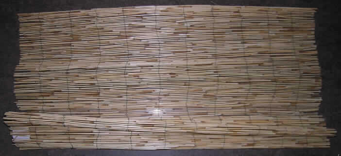 Matte (sog. Balkonblende),
- laut Angaben des Antragstellers in den Abmessungen (Länge x Höhe) von ca. 500 x 100 cm 
  (hier lediglich als Abschnitt vorgelegt),
- unmittelbar aus parallel aneinander gefügten Ruten aus laut Angaben des Antragstellers
  Schilfrohr (Flechtstoff gemäß Anmerkung 1 zu Kapitel 46) hergestellt, die durch Binde- 
  material (Metalldraht) in Flächenform miteinander verbunden sind,
- zur Verwendung als Sichtschutzmatte am Balkon bestimmt,
- laut Angaben des Antragstellers in einer einfachen Kunststofftasche für den Einzelverkauf 
  verpackt.