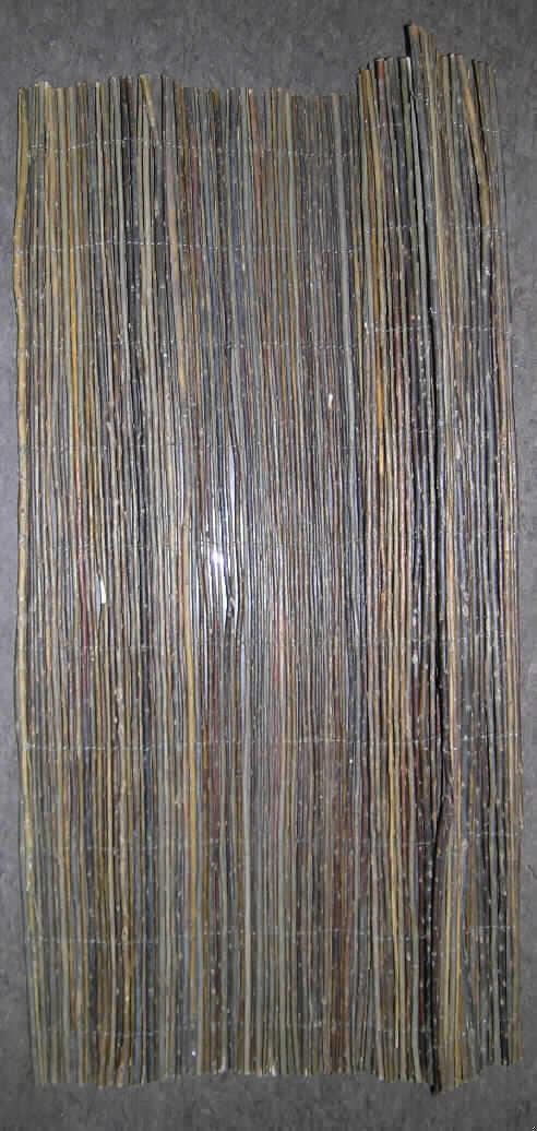 Matte (sog. Balkonblende),
- laut Angaben des Antragstellers in den Abmessungen (Länge x Höhe) von ca. 500 x 100 cm 
  (hier lediglich als Abschnitt vorgelegt),
- unmittelbar aus parallel aneinander gefügten Ruten aus laut Angaben des Antragstellers
  Weide (Flechtstoff gemäß Anmerkung 1 zu Kapitel 46) hergestellt, die durch Bindematerial
  (Metalldraht) in Flächenform miteinander verbunden sind,
- zur Verwendung als Sichtschutzmatte am Balkon bestimmt,
- laut Angaben des Antragstellers in einer einfachen Kunststofftasche für den Einzelverkauf 
  verpackt.
