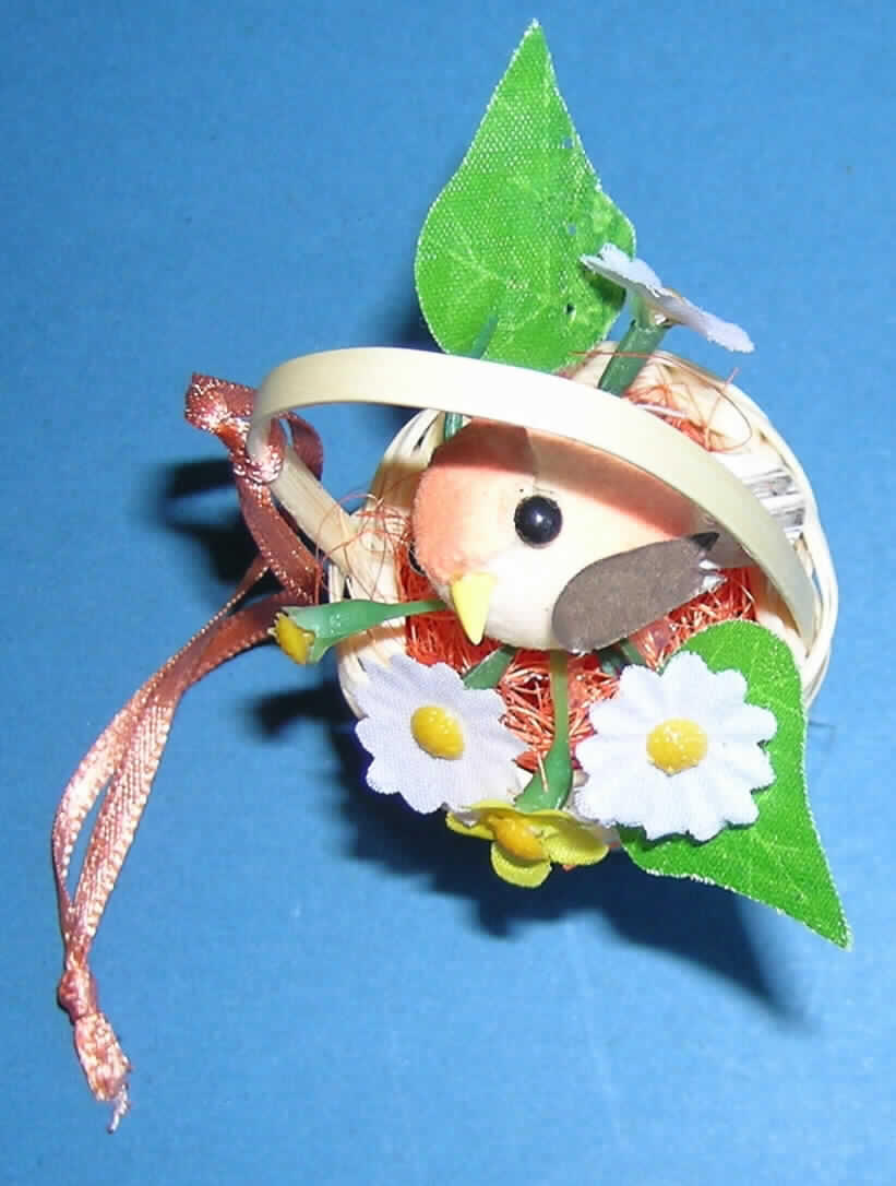 Deko-Anhänger 
- in der Form eines Körbchens (Größe ca. 6 cm) unmittelbar aus pflanzlichen Flechtstoffen 
  (lt. Angaben des Antragstellers Rattan) hergestellt,
- innen mit Sisalfasern gefüllt und mit künstlichen Blumen und einer kleinen Vogelnachbildung
  aus Kunststoff (Styropor) verziert, 
- an der Oberseite mit einer textilen Aufhängeschlaufe versehen,
- offensichtlich nicht handgearbeitet. 
Nach Angaben des Antragstellers werden jeweils 36 Anhänger als Sortiment in einem Verkaufsdisplay für den Einzelverkauf aufgemacht. Im Hinblick auf den Umfang und den Gesamteindruck sind die Flechtstoffe als charakterverleihend anzusehen.