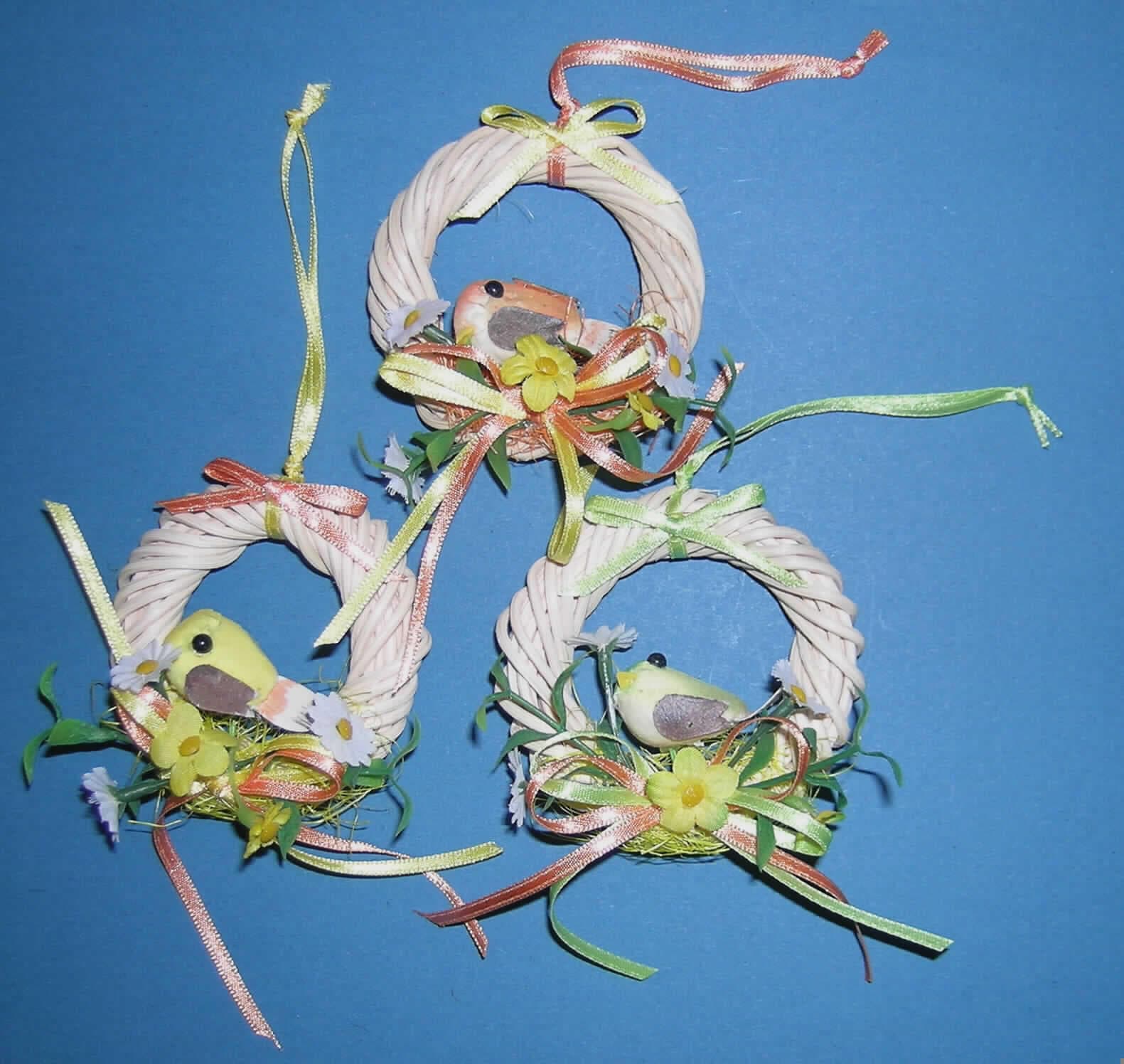 Deko-Anhänger
- unmittelbar aus pflanzlichen Flechtstoffen (lt. Angaben des Antragstellers Rattan) hergestellt,
  die ringförmig in der Art eines Mini-Kranzes (Größe ca. 7 cm) miteinander verdreht worden 
  sind,
- mit künstlichen Blumen, einer Spinnstoffschleife und einer kleinen Vogelnachbildung 
  aus Kunststoff (Styropor) dekoriert, die am unteren Rand des Anhängers festgeklebt sind,
- an der Oberseite mit einer textilen Aufhängeschlaufe versehen,
- offensichtlich nicht handgearbeitet. 
Nach Angaben des Antragstellers werden jeweils 24 Anhänger als Sortiment in einem Verkaufsdisplay für den Einzelverkauf aufgemacht. Im Hinblick auf den Umfang und den Gesamteindruck sind die Flechtstoffe als charakterverleihend anzusehen.