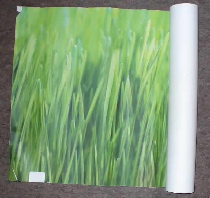 Angaben des Antragstellers: Tapete/ Wandverkleidung mit Schauseite aus Kunststoff mit einem Motiv bedruckt

Nach den vorgelegten Angaben und den durchgeführten Untersuchungen liegt ein flachliegendes, selbstklebendes Erzeugnis aus Kunststoff vor.