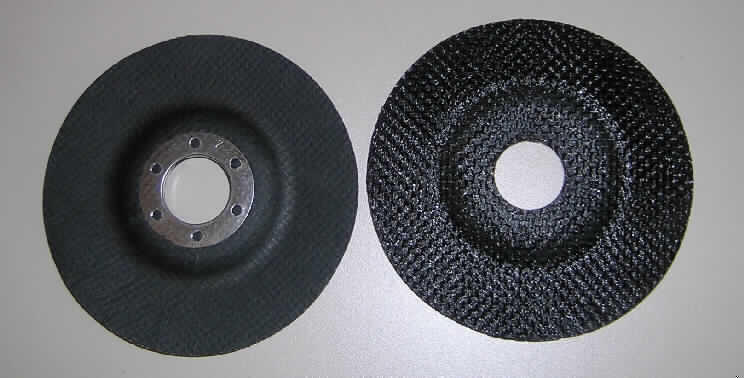 Die als Trägerplatten für Fächerschleifscheiben bezeichneten Waren sind harte, nicht flexible, runde Scheiben (Durchmesser ca. 10,5 cm) mit zentriertem Loch (eingefasst mit einem Metallring), bestehend aus imprägniertem Glasfasergewebe, welches mit Phenolharz (Kunststoff im Sinne der Anmerkung 1 zu Kapitel 39) verfestigt ist.
Im Hinblick auf den Verwendungszweck (Härte bzw. Steifigkeit der Erzeugnisse) ist die Kunststoffbeschichtung als charakterverleihend anzusehen.
Eine Einreihung der Trägerscheiben als Waren aus Glasfasern in die Pos.7019 kommt nicht Betracht. Ebenso scheidet die Einreihung  der Erzeugnisse in die Pos. 6805 aus, da sie nicht mit Schleifstoffen beschichtet sind.