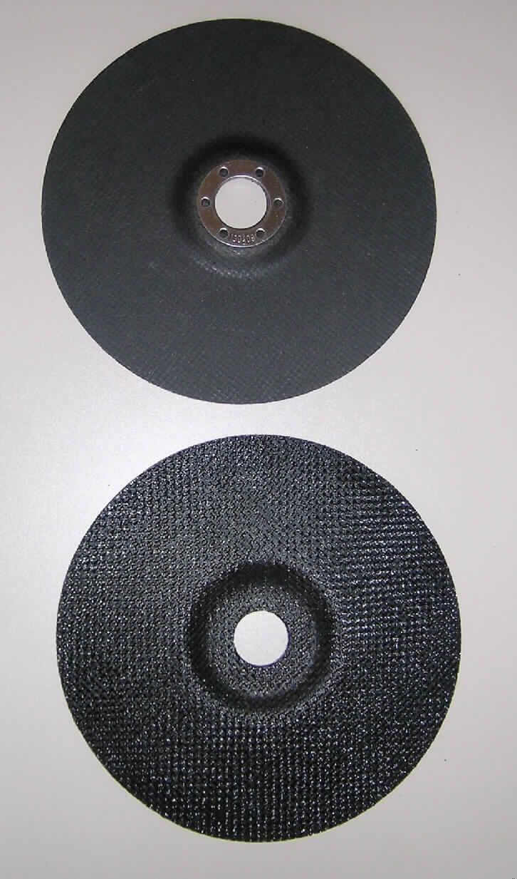 Die als Trägerplatten, so genannte Grundteller für Fächerschleifscheiben bezeichneten Waren sind harte, nicht flexible, runde Scheiben mit zentriertem Loch (eingefasst mit einem Metallring) und mit unterschiedlichen Durchmessern, jeweils bestehend aus imprägniertem Glasfasergewebe, welches mit Phenolharz (Kunststoff im Sinne der Anmerkung 1 zu Kapitel 39) verfestigt ist.
Im Hinblick auf den Verwendungszweck (Härte bzw. Steifigkeit der Erzeugnisse) ist die Kunststoffbeschichtung als charakterverleihend anzusehen.
Eine Einreihung der Trägerscheiben als Waren aus Glasfasern in die Pos.7019 kommt nicht Betracht. Ebenso scheidet die Einreihung der Erzeugnisse in die Pos. 6805 aus, da sie nicht mit Schleifstoffen beschichtet sind.