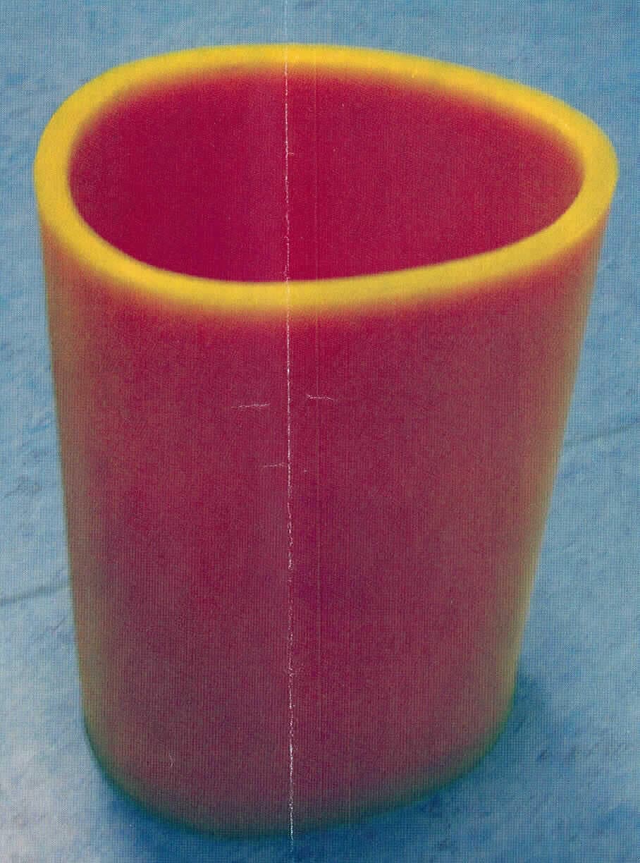Bei der einzureihenden Ware - veranschaulicht durch ein ähnliches Vergleichsmuster - handelt es sich um einen zylindrisch geformten, oben offenen Behälter (Höhe: ca. 23 cm, Materialstärke: ca. 1 cm, äußerer Ø: ca. 16 cm). Er besteht aus einem Kunststoff im Sinne der Anmerkung 1 zu Kapitel 39 (Polyurethan lt. Angaben des Antragstellers). Die Ware dient in der Materialprüfung als Aufnahmevorrichtung für Keramikartikel.
