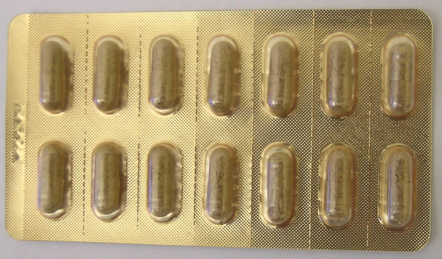 Angaben des Antragstellers:
Zusammensetzung: 79 % Schisandra chinensis Beerenextrakt, Gelatine (Kapselhülle), Trennmittel: 20 % Kartoffelstärke und 1 % Magnesiumstearat. Kapseln zu je 300 mg, geblistert.
Verwendung: Nahrungsergänzungsmittel.
Handelsübliche Maßeinheit: 70 x 300 mg Kapseln.

Ergebnis der Untersuchung einer Probe:
Verpackung: Bedruckte, gold-rote Pappfaltschachtel (Abm.: ca. 12 cm x 13 cm x 2 cm) mit 5 Blisterpackungen mit je 14 Kapseln.
Kennzeichnung (Auszug): "China-Beere (Schisandra chinensis) 70x300 mg Nahrungsergänzungsmittel"

Warenbeschreibung: Transparente Hartgelatinesteckkapsel (Länge ca. 1,8 cm; Durchmesser ca. 0,6 cm; Gewicht ca. 0,4 g) gefüllt mit einem hellbraunen, weißlich-melierten, feinen Pulver; Geruch: fruchtig-säuerlich; Geschmack: wenig fruchtig-säuerlich, bitter.

Nach den Angaben des Antragstellers liegt ein Extrakt aus den Beeren von China-Beere (Schisandra chinenesis (TURCZ.) BAILL.) mit Hilfsstoffen in Kapseln vor.

Pflanzensäfte und Pflanzenauszüge; Pektinstoffe, Pektinate und Pektate; Agar-Agar und andere Schleime und Verdickungsstoffe von Pflanzen, auch modifiziert: Pflanzensäfte und Pflanzenauszüge: andere: andere als Vanille-Oleoresin.