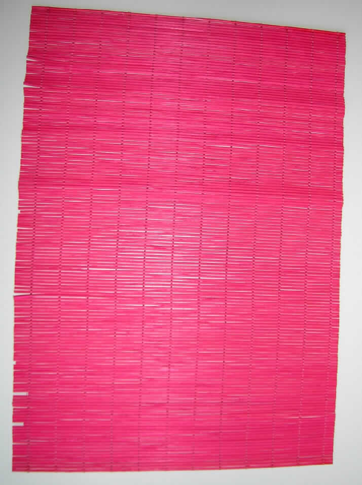 Tischset
- rechteckig, in den Abmessungen von ca. 30 x 45 cm,
- aus pflanzlichen Flechtstoffen hergestellt (aus parallel aneinandergefügten Bambus- 
  stäbchen (Breite ca. 2 mm), die nebeneinander gelegt und durch Haltefäden aus 
  Spinnstoffgarnen in Flächenform verbunden sind).