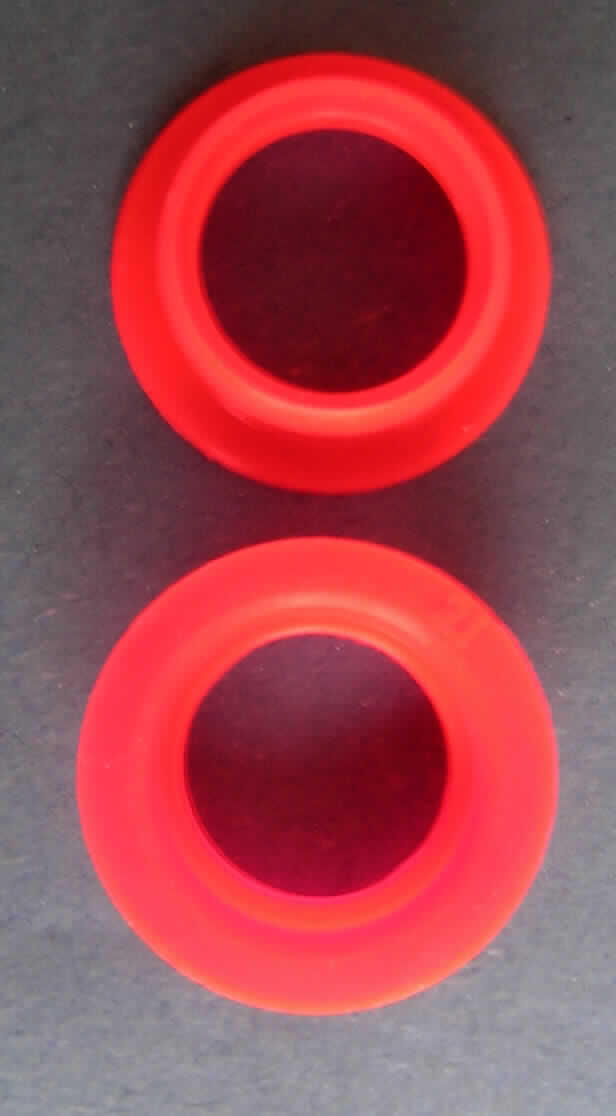 Die Ware ist ein ringförmiger Adapter (Ø: ca. 15 mm) mit einseitig hochgezogenem Rand aus einem Kunststoff im Sinne der Anmerkung 1 zu Kapitel 39 (Silikon lt. Angaben des Antragstellers). Die Ware dient im Modellbau zur Verbindung des Krümmers mit dem Motor. Eine Einreihung als erkennbares Zubehör für Spielzeuge bzw. Modelle in die Position 9503 oder für Motoren in den Abschnitt XVI scheidet jedoch aus, da die Passgenauigkeit nicht aus der Form, sondern aus dem (flexiblen) Material resultiert. Zwei Adapter sind in einem Polybeutel mit Pappanhänger aufgemacht.