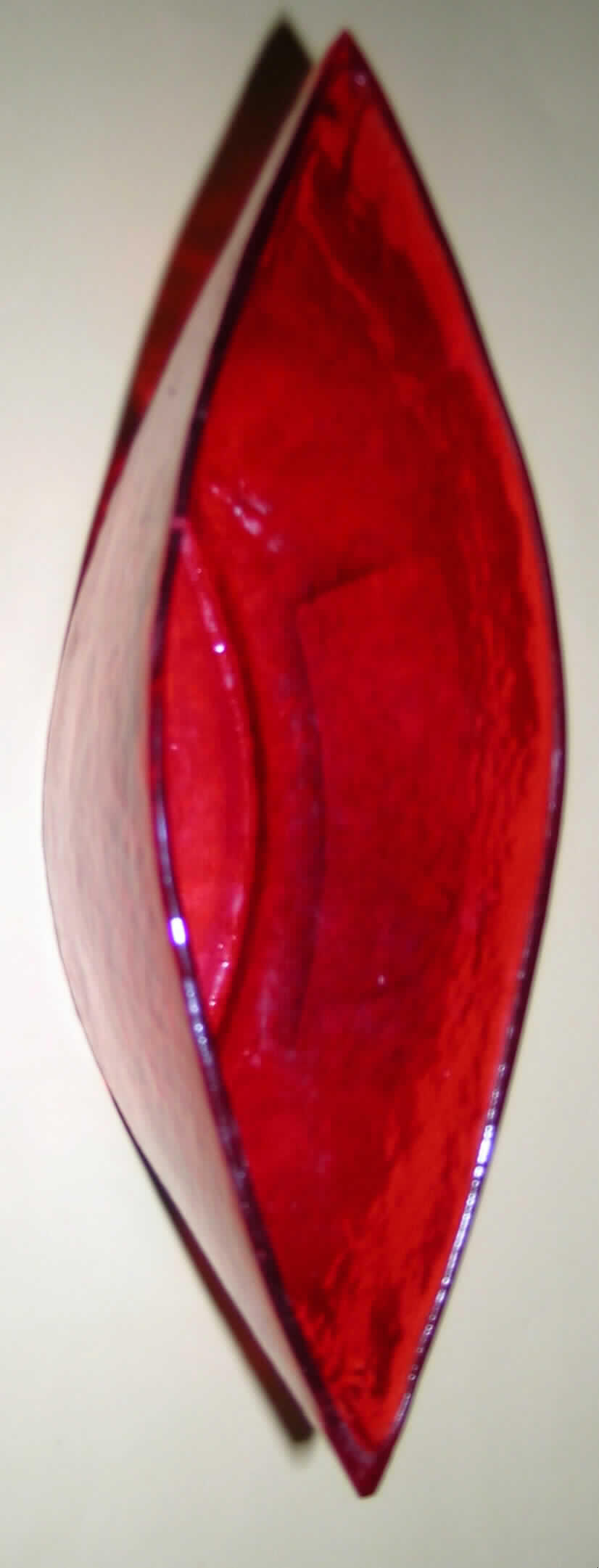 Längliches schiffchenförmiges, ca. 24 x 7 x 10,5 cm (L x B X H) großes Behältnis aus einem Kunststoff im Sinne der Anmerkung 1 zu Kap 39 (Fiberglas lt. Angaben des Antragstellers). Die mit einer konvexen Grundfläche und Öffnung ausgestattete Ware wird üblicherweise mit Wasser befüllt und dient der Aufnahme von Blumen oder Schwimmkerzen.
Eine Zuweisung zur Unterposition 3926 4000 scheidet aus, da die Ware einen Gebrauchswert aufweist.
