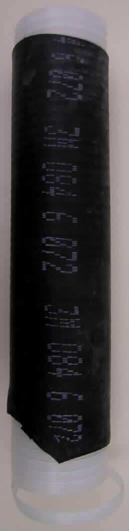 Kaltschrumpfschlauch (Cold Shrink) zur Abdichtung von Steckverbindungen

Ergebnis der Untersuchung einer Warenprobe:
Es handelt sich bei der Ware um ein Set aus einem schwarzen, elastischen Schlauch (Durchmesser ca. 7,8 cm), der auf ein Kunststoffband gezogen ist. Das Kunststoffband kann abgewickelt werden, so dass der Schlauch sich zusammenzieht und als Isolierung dient. Zu dem Schlauch gehört ein grauer selbstklebender Zellkunststoffstreifen.
Der Schlauch wird in verschiedenen Größen gehandelt.

IR-Spektrum (Schlauch): Im Wesentlichen wie ein EPDM-Kautschuk
Burchfieldtest: Hinweis auf Kautschuk
Schwefelnachweis: negativ

Nach den Untersuchungen und der objektiven Beschaffenheit der Ware liegt ein Schlauch aus Weichkautschuk mit einem Kunststoffstreifen vor. Charakterverleihend ist der Schlauch.