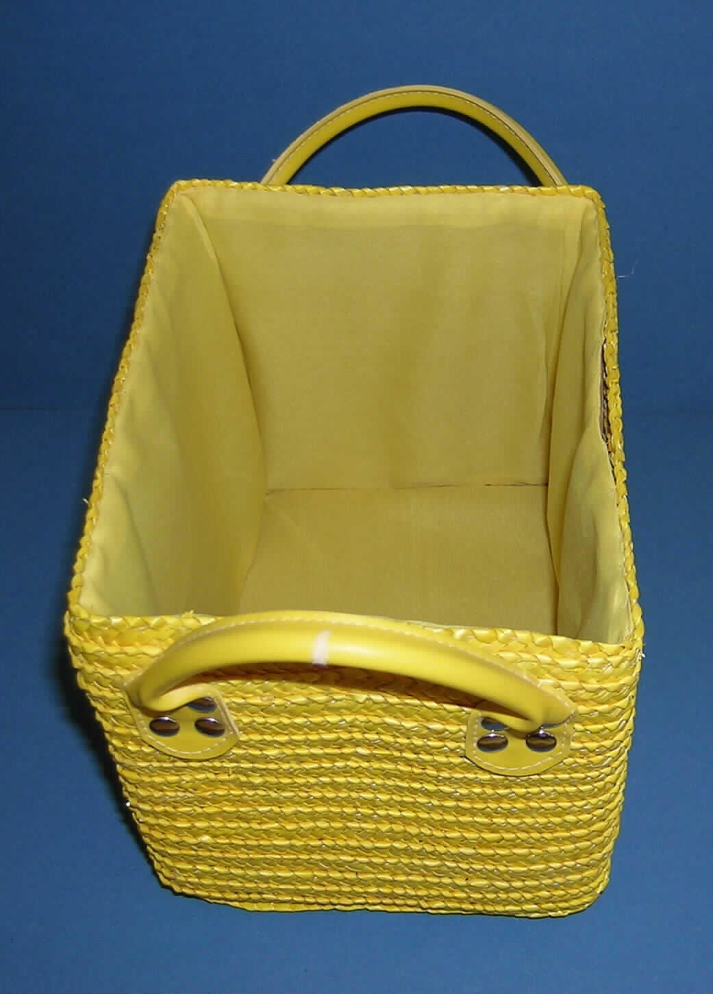 Flechtstoffkörbchen
- in rechteckiger Form gearbeitet (Abm. ca. 20 x 15 x 16 cm),
- charakterverleihend aus 1,5 cm breiten Streifen aus Geflechten aus pflanzlichen Flecht- 
  stoffen (lt. Angaben des Antragstellers Maisstroh) zusammengenäht (damit aus bereits 
  miteinander verbundenen Waren der Position 4601 hergestellt), 
- mit zwei seitlich angenähten Tragegriffen aus Kunststoff,
- innen mit einer Zwischenlage aus Pappe verstärkt und mit einem Spinnstofffutter ausgestattet,
- offensichtlich nicht handgearbeitet.