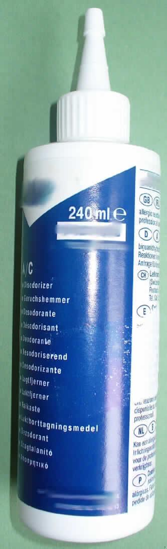 A/C-Disodorizer

Angaben:
Die Ware soll zur Desinfektion von Klimaanlagen in Kraftfahrzeugen verwendet werden. Sie besteht aus einer wässrigen Lösung mikrobiozid wirkender Ammoniumverbindungen.  Weiterhin sind laut Datenblatt Ethylalkohol und Duftstoffe enthalten.

Feststellungen:
Vorgelegt wurde eine etikettierte 240-ml-Flasche, die mit einer klaren, farblosen, schäumenden Flüssigkeit gefüllt ist.

Befund:
Nach den Angaben zur Beschaffenheit der Warenprobe handelt es sich bei der Ware um ein zubereitetes Desinfektionsmittel.