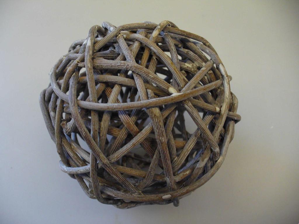 Dekokugel 
- mit einem Durchmesser von ca. 10 cm,
- unmittelbar aus pflanzlichen Flechtstoffen (laut Angaben des Antragstellers aus Rattan) 
  hergestellt, die miteinander zu einer Art Knäuel verdreht und ineinandergesteckt wurden,
- laut ergänzenden Angaben des Antragstellers handgearbeitet.