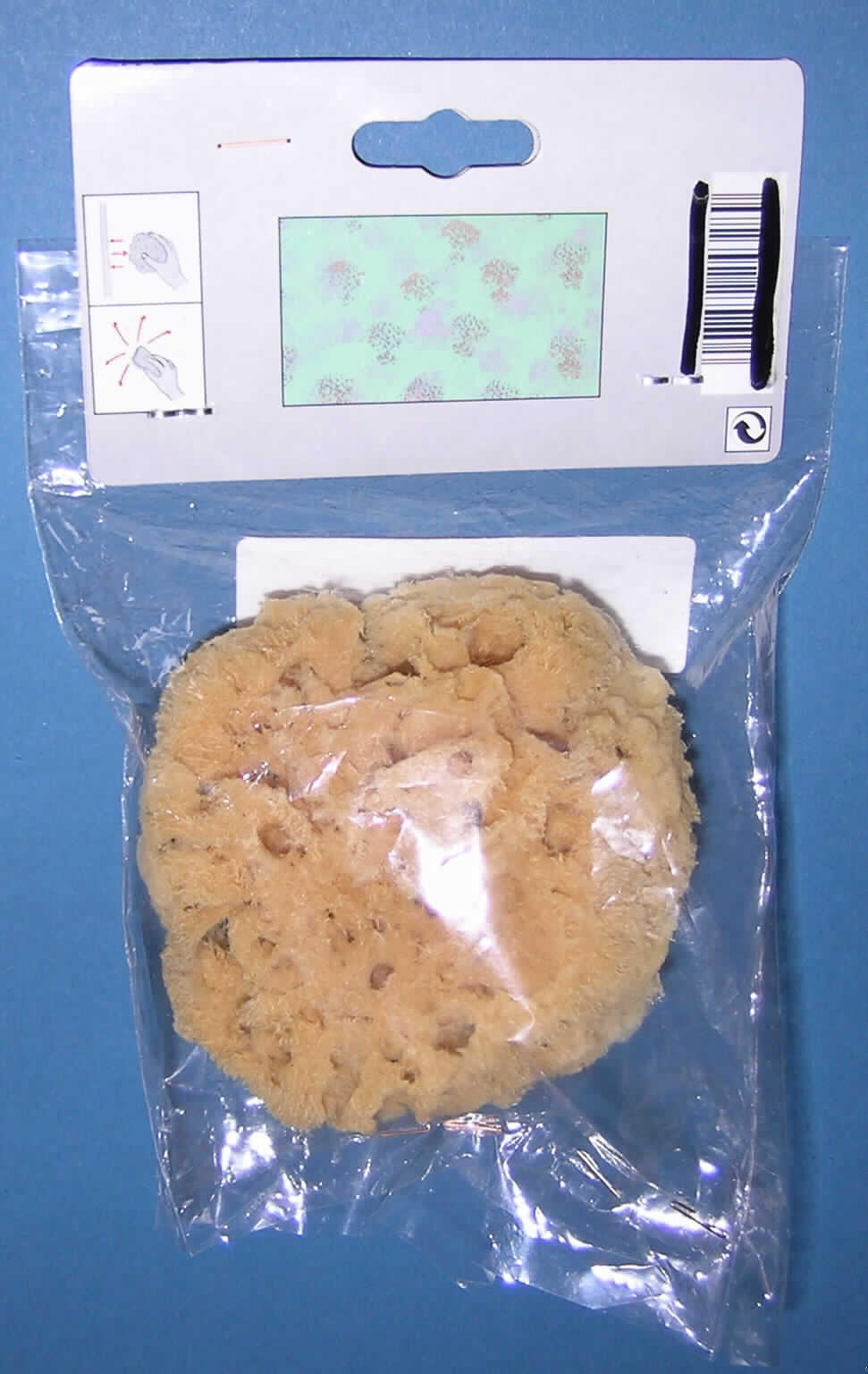 Nach den Antragsangaben und dem vorgelegten Warenmuster handelt es sich um einen getrockneten, von kalkhaltigen Einschlüssen befreiten und gebleichten Naturschwamm ohne äußere Haut, abgepackt in einen durchsichtigen Polybeutel, der am oberen Rand mit einem Reiter aus Pappkarton versehen ist.