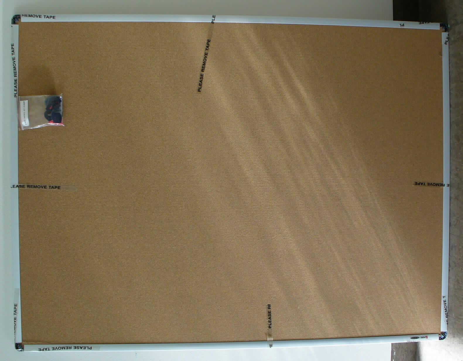 Ware aus Presskork, so genannte Kork-Pintafel
- in den Abmessungen von ca. 118 x 90 cm
- im Wesentlichen bestehend aus einer Platte aus Presskork, aufgebracht auf einer
  Rückwand aus Faserplatte, mit einem Rahmen aus Aluminiun eingefasst
- zusammen mit Befestigungsmaterial in einer Pappkartonverpackung als   Warenzusammenstellung für den Einzelverkauf aufgemacht.