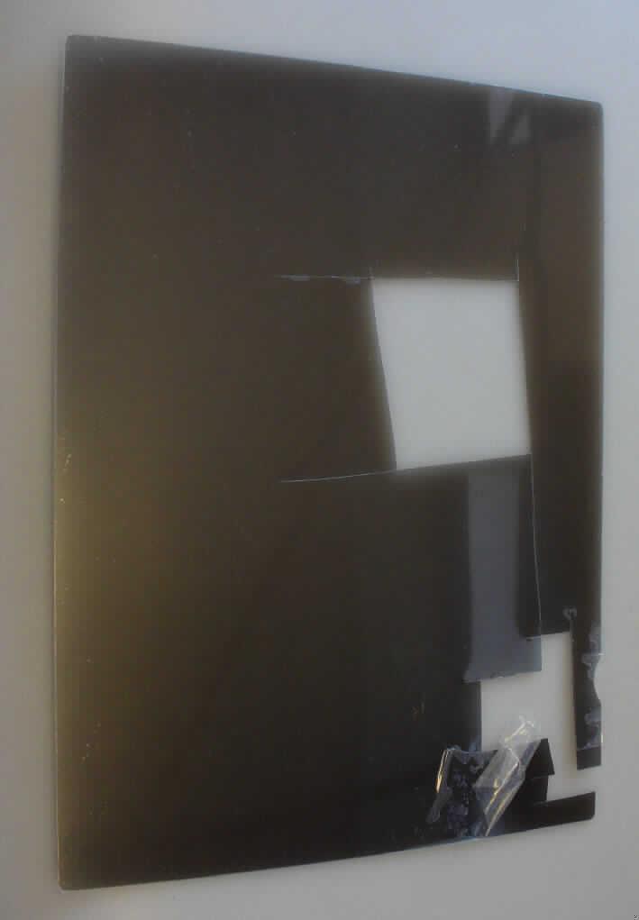 Bei der als Privacy Filter bezeichneten Ware handelt es sich um eine transparent-graue Folie aus Kunststoffen im Sinne der Anmerkung 1 zu Kapitel 39. Die rechteckige Ware (ca. 30,5 x 23 cm) hat abgerundete Ecken und ist beidseitig mit einer selbstklebenden Schutzfolie versehen. Der Privacy Filter wird auf Computerbildschirmen angebracht und soll als Blick- und Blendschutz dienen.

Die Folie ist gemeinsam mit einem Reinigungstuch und Klebeecken in einer Umschließung aus Pappe für den Einzelverkauf aufgemacht. 

Derartige Erzeugnisse werden zolltariflich als "andere Ware aus Kunststoffen, aus Folien hergestellt" eingereiht.