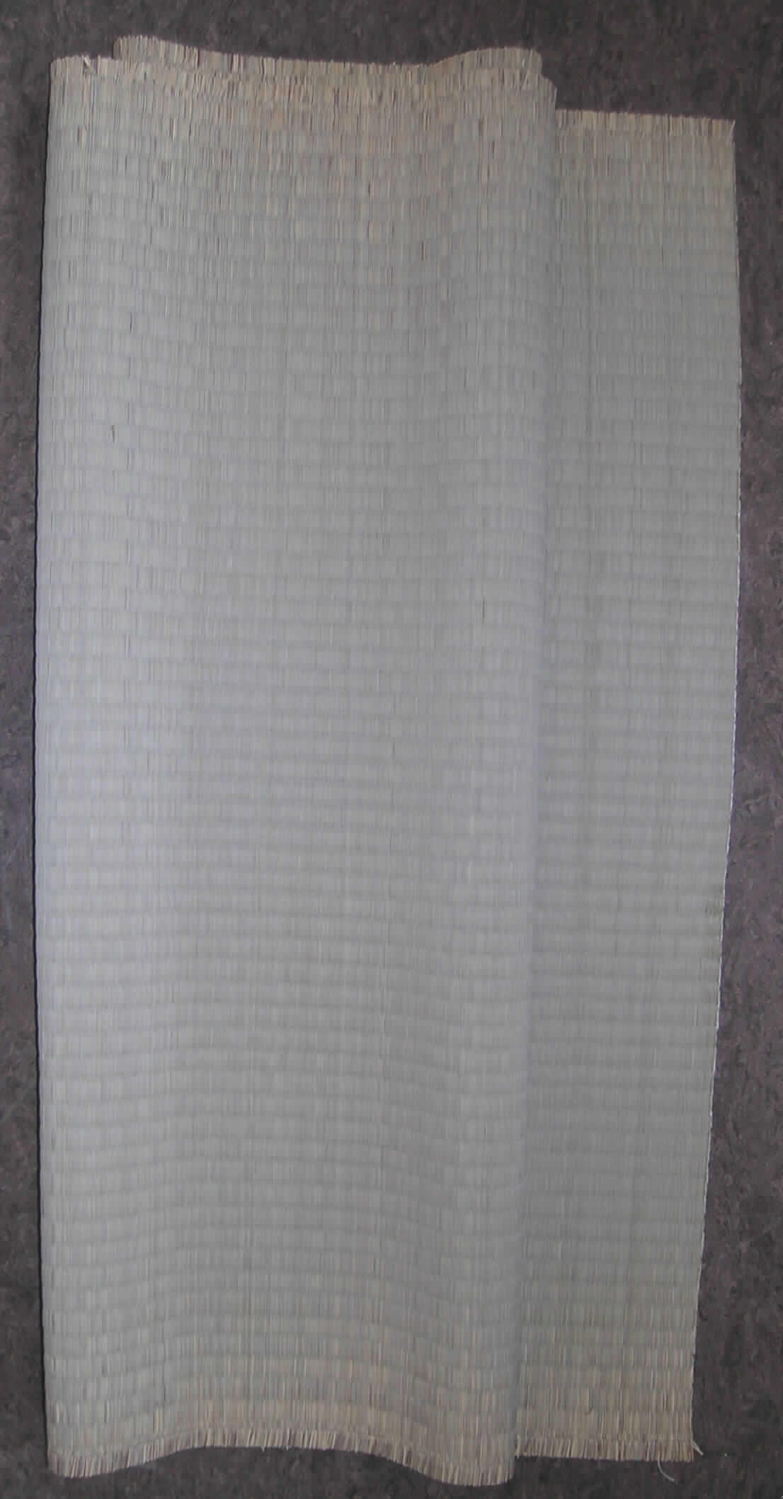 Matte (sog. Tatami-Matte ohne Gewebeband) 
- rechteckig, in unterschiedlichen Abmessungen (hier vorgelegt: ca. 90 x 180 cm),
- aus pflanzlichen Flechtstoffen hergestellt (aus parallel aneinandergefügten Halmen aus 
  -lt. Angaben des Antragstellers- Gras, die nebeneinander gelegt und durch Haltefäden 
  aus Spinnstoff in Flächenform verbunden sind).