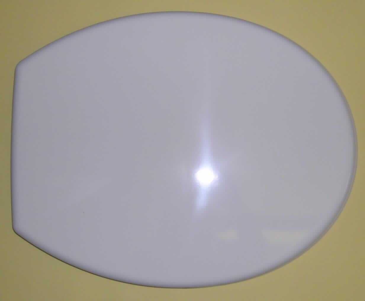 Toilettensitz mit Deckel aus - laut Antragsangaben - Duroplast, einem Kunststoff im Sinne
der Anmerkung 1 zu  Kapitel 39.