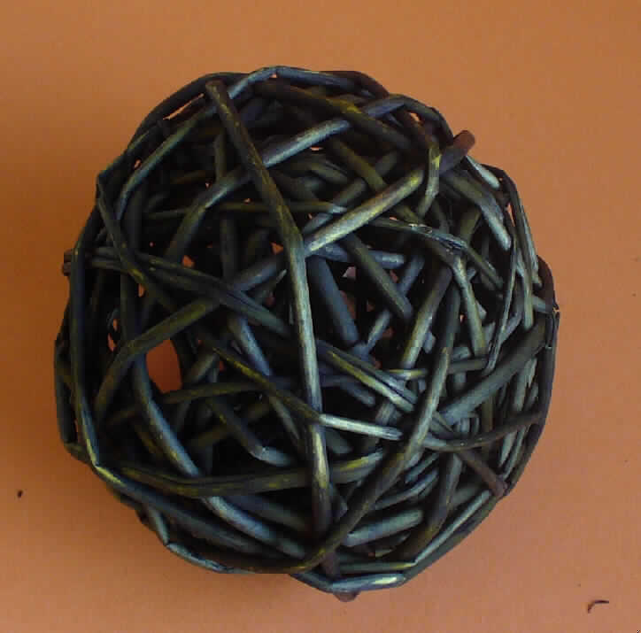 Dekokugel 
- mit einem Durchmesser von ca. 10 cm,
- unmittelbar aus gefärbten, pflanzlichen Flechtstoffen (laut Angaben des Antragstellers 
  aus Rattan) hergestellt, die miteinander zu einer Art Knäuel verdreht und ineinandergesteckt 
  wurden,
- laut Angaben des Antragstellers handgearbeitet.