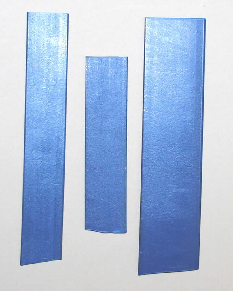 Blaue, flexible, wenig elastische Rechteckprofile. Die Abmessungen im Querschnitt betragen 2 X 20; 3 X 20 und 3 X 30 mm.
Es handelt sich um Rechteckprofile mit den Typenbezeichnungen: SS-0220; SS-0320 und SS-0330.

Analytische Daten:
IR-Spektrum: wie ein Kautschukderivat
Lupenbild: kein Zellkautschuk
Burchfield-Test: Hinweis auf Kautschuk
Schwefelnachweis: positiv

Nach den Untersuchungen handelt es sich bei der Ware um Streifen aus Weichkautschuk.