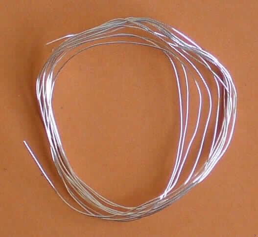 Bei der als "Hairclip bijou" bezeichneten Ware handelt es sich um ein Set zum Basteln von Haarschmuck, bestehend aus verschiedenen Bastelutensilien unterschiedlicher Materialbeschaffenheit in Form von Haarspangen, Glas- und Kunststoffperlen, künstlichen Blüten, Pailletten, einer Tube Klebstoff und einer Bastelanleitung, die gemeinsam in einem Pappkarton für den Einzelverkauf aufgemacht sind. Da die Bastelutensilien nicht in einer genau vorgegebenen Menge und Form vorliegen, kommt eine Einreihung als Warenzusammenstellung im Sinne der AV 3 b) nicht in Betracht. Die Waren sind somit voneinander getrennt einzureihen.

Bei der vorgelegten Warenprobe handelt es sich um ein massives metallisches Erzeugnis mit kreisförmigem Querschnitt (Ø ca. 0,4 mm), aufgewickelt zu einem Ring. Nach dem Ergebnis der Untersuchung besteht die Ware aus versilbertem, raffiniertem Kupfer.
Das Erzeugnis wird mithin als "Draht aus raffiniertem Kupfer, mit einer größten Querschnittsabmessung von 0,5 mm oder weniger" von der Codenummer 7408 1990 00 0 im Elektronischen Zolltarif erfasst.