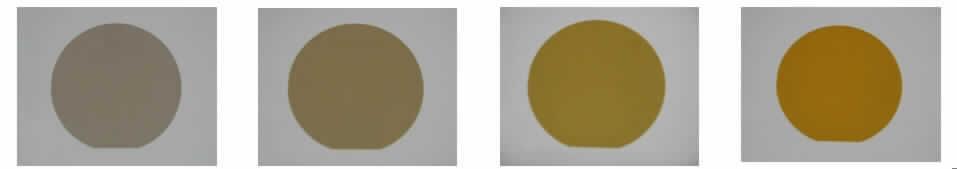 Lithiumtantalat-Scheiben - gelbschwarz, PyroFree

Es soll sich bei der Ware um dunkle Scheiben (Wafer) aus mit Eisenionen dotiertem Lithiumtantalat (LiTaO3) handeln. Die 0,20 mm, 0,25 mm oder 0,35 mm starken, entlang bestimmter kristallographischer Achsen aus künstlich hergestellten Einkristallen geschnittenen Scheiben sind - abgesehen von einer Abflachung - kreisrund mit dem Durchmesser "4 Zoll" bzw. "6 Zoll" (entspricht ca. 102 mm bzw. 152 mm) und durch einen mehrstufigen Herstellungsprozess gefertigt.
Dabei werden die ursprünglich gelben Scheiben u.a. einem speziellen Verfahren zur Erhöhung der elektrischen Oberflächenleitfähigkeit (sog. "PyroFree"-Ausstattung) unterworfen, was zur Dunkelfärbung der Oberfläche ohne Veränderung der Kristallstruktur oder der chemischen Zusammensetzung führt.

Die Ware kann fotolithografisch zu passiven Elektronikbauteilen, sog.  "Akustischen Oberflächenfiltern" (Surface Acoustic Wave (= SAW) -Filter), weiterverarbeitet werden.

Warenmuster wurden nicht vorgelegt. Die Ware wurde an Hand von Fotos, Datenblättern und dem Herstellungsschema veranschaulicht. 

Befund: Chemische Verbindung, zur Verwendung in der Elektronik dotiert