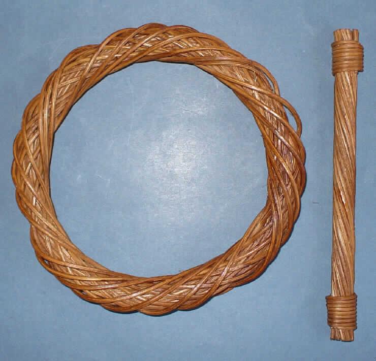 Raffhalter 
- in runder Form gearbeitet (Durchmesser ca. 16 cm), 
- unmittelbar aus Flechtstoffen (biegsamen Rattan-Abschnitten) hergestellt, die in der Art 
  eines Kranzes miteinander verdreht sind,
- mit einem beigefügten, ca. 18 cm langen Befestigungsstab, der ebenfalls aus Rattan- 
  abschnitten hergestellt ist,
- dient zur dekorativen Raffung bzw. Zurückhalten von Vorhängen oder Gardinen,
- ohne Hinweise auf Fertigung in Handarbeit.