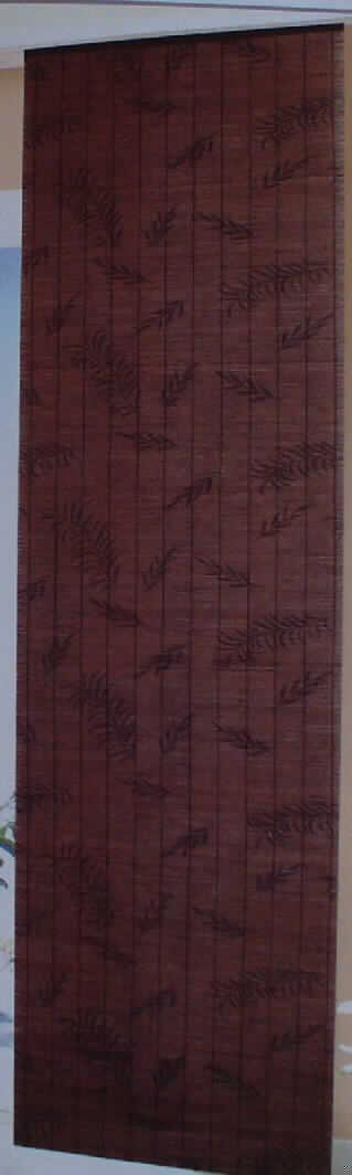 Bambus-Schiebevorhang 
- rechteckig (Abmessungen ca. 60 x 245 cm),
- charakterverleihend aus ca. 2 mm breiten, schwarz gefärbten, biegsamen Bambusstäbchen
   hergestellt, die durch Haltefäden aus Spinnstoffgarnen in Flächenform parallel aneinander 
   gefügt sind,
- mit einem Gräsermuster bedruckt,
- mit einem angenähten Gewebeband an der Oberseite verstärkt, das mit mehreren 
  Aufhängehaken aus Kunststoff zur Befestigung an Gardinenschienen versehen ist, 
- ohne Hinweise auf Fertigung in Handarbeit,
- in einer klarsichtigen Kunststoffverpackung verpackt.