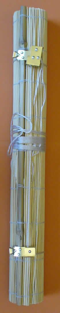 Bambus-Rollo 
- rechteckig, in den Abmessungen von ca. 60 x 160 cm,
- charakterverleihend aus ca. 2 mm breiten, biegsamen Bambusstäbchen hergestellt, die 
  durch Haltefäden aus Spinnstoffgarnen in Flächenform parallel aneinander gefügt sind,
- mit einer verholzten Bambusstange am oberen und unteren Ende des Rollos versehen,
- mit einer Aufrollvorrichtung aus unedlem Metall und einem Zugband aus Spinnstoffen
  sowie Befestigungsmaterial ausgestattet,
- ohne Hinweis auf Fertigung in Handarbeit, 
- eingeschweißt in Kunststofffolie verpackt.