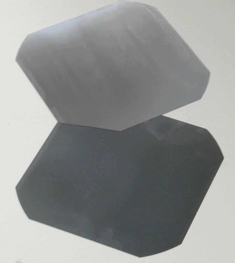 Angaben zur Warenbeschaffenheit und Verwendung: 
Quadratische und "pseudoquadratische"  Wafer (d.h. quadratische Wafer mit abgerundeten Ecken) aus monokristallinem, p-dotiertem Silicium (Si-Gehalt > 99,99%) . Die Wafer mit 4 inch bzw. 12 inch Durchmesser und unterschiedlichen Dicken sollen entlang bestimmter kristallografischer Achsen geschnitten sein und zu Solarzellen für Photovoltaik-Module weiter verarbeitet werden. Weitere Angaben sind vorhanden.

Befund: 
Nach den Angaben liegt Silicium, zur Verwendung in der Elektronik dotiert, in Scheiben vor.