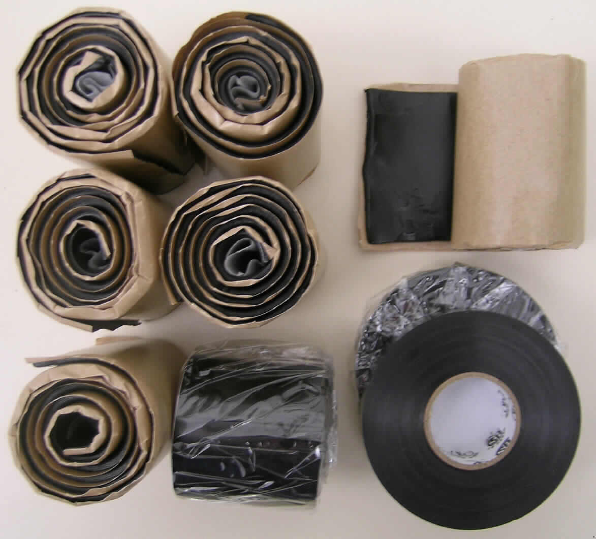 Angabe des Antragstellers: Abdichtset (Weatherproofing Kit)

Die Untersuchung einer Warenprobe zeigte folgende Ergebnisse:
Es handelt sich um ein Set mit Bedienungsanleitung im Karton verpackt. Das Set besteht aus 6 schwarzen Rollen (Butylkautschuk) und 3 schwarzen Rollen Klebeband (Polyvinylchlorid). Die Bänder werden zur Isolierung von Steckverbindungen verwendet.

Analytische Ergebnisse:
IR-Spektrum: Die Bänder bestehen aus Butylkautschuk (6 Rollen) und Polyvinylchlorid (3 Rollen)
Burchfieldtest (Butylkautschuk): positiv auf Kautschuk
Schwefelnachweis (Butylkautschuk): negativ
Iodzahl (Butylkautschuk): ca. 6

Für das Set sind die Butylkautschukbänder charakterverleihend. Nach den Untersuchungen bestehen diese Bänder im Wesentlichen aus nicht vulkanisiertem Kautschuk.