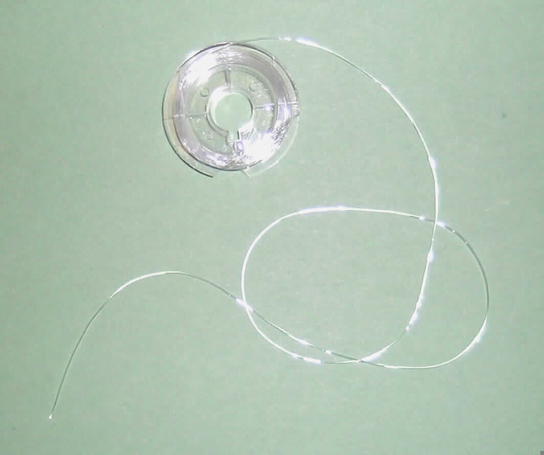 Synthetisches Monofil (Elastomer), auf Länge geschnitten, mit einem Durchmesser von 0,7 mm und einem Titer über 67 dtex. Das Monofil ist zusammen mit Perlen aus Kunststoff und Glas, Magneten, einem Spinnstoffbeutel und einer Bastelanleitung in einer Umschließung als Verkaufseinheit ("Schmuckbastelset") aufgemacht. Eine Einreihung als Warenzusammenstellung im Sinne der AV 3 b) kommt nicht in Betracht, da die Waren nicht zur Befriedigung eines speziellen Bedarfs zusammengestellt sind.