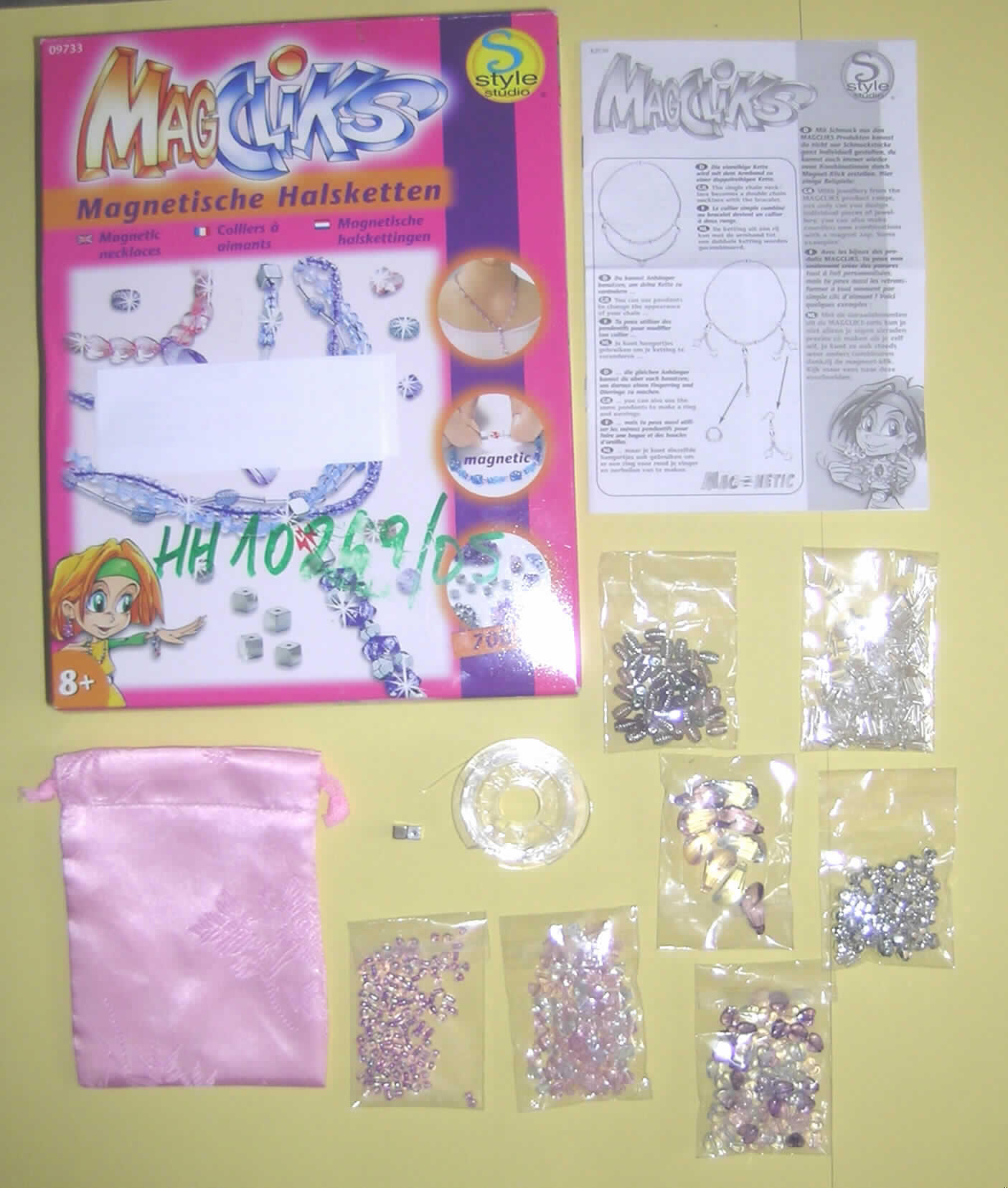 Glasperlen in Form von violettfarbenen Glasröhrchen (ø 3 mm, 3 mm lang), die augenscheinlich poliert sind. Die Glasperlen sind zusammen mit Perlen aus Kunststoff, Magneten, einem Kunststoffmonofil, einem Spinnstoffbeutel und einer Bastelanleitung in einer Umschließung als Verkaufseinheit ("Schmuckbastelset") aufgemacht. Eine Einreihung als Warenzusammenstellung im Sinne der AV 3 b) kommt nicht in Betracht, da die Waren nicht zur Befriedigung eines speziellen Bedarfs zusammengestellt sind.