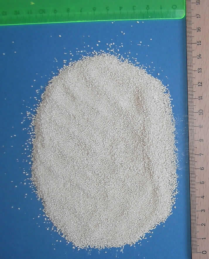 Angaben des Antragstellers:
Homogenes Granulat mit 70 % (w/w) Gehalt am Wirkstoff  Imidacloprid ((6-Chloro-3-pyridinyl)methyl)-N-nitro-2-imidazolidinimin, CAS: 138261-41-3). Nach vertraulichen Angaben ist die Ware u.a. mit Benetzungs- und Dispergiermitteln sowie Füllstoff zubereitet.

Nach Recherchen handelt es sich bei Imidacloprid um ein Chloronicotinyl-Insektizid, dass insbesondere gegen saugende Insekten eingesetzt wird.

Feststellungen: Hellbraunes, gut rieselfähige Granulat (Körnung ca. 1 mm)


Nach den Angaben liegt eine insektizide Zubereitung vor.
