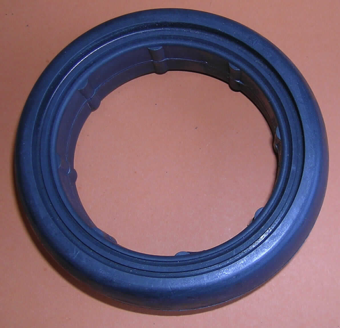 Gummilaufring aus Kautschuk für Räder von Einkaufs- und Transportwagen
 
Die Untersuchung eines Warenmusters zeigte folgende Ergebnisse: 
Schwarzer Vollgummireifen mit einem Außendurchmesser von ca. 12 cm

IR-Spektrum: wie ein Kautschuk
Burchfieldtest: positiv auf Kautschuk
Schwefelnachweis: positiv

Nach diesen Untersuchungsergebnissen liegt ein Vollgummireifen aus Kautschuk vor.
