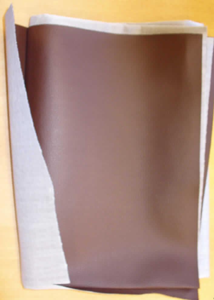 Angaben des Antragstellers: Gewebe mit vertraulichem Handelsnamen, einseitig mit PVC bezogen
Zur Zusammensetzung der Ware wurden vertrauliche Angaben gemacht.


Nach den vorliegenden Angaben und den durchgeführten Untersuchungen liegt eine mit Gewebe verstärkte Zellkunststofflage vor.
