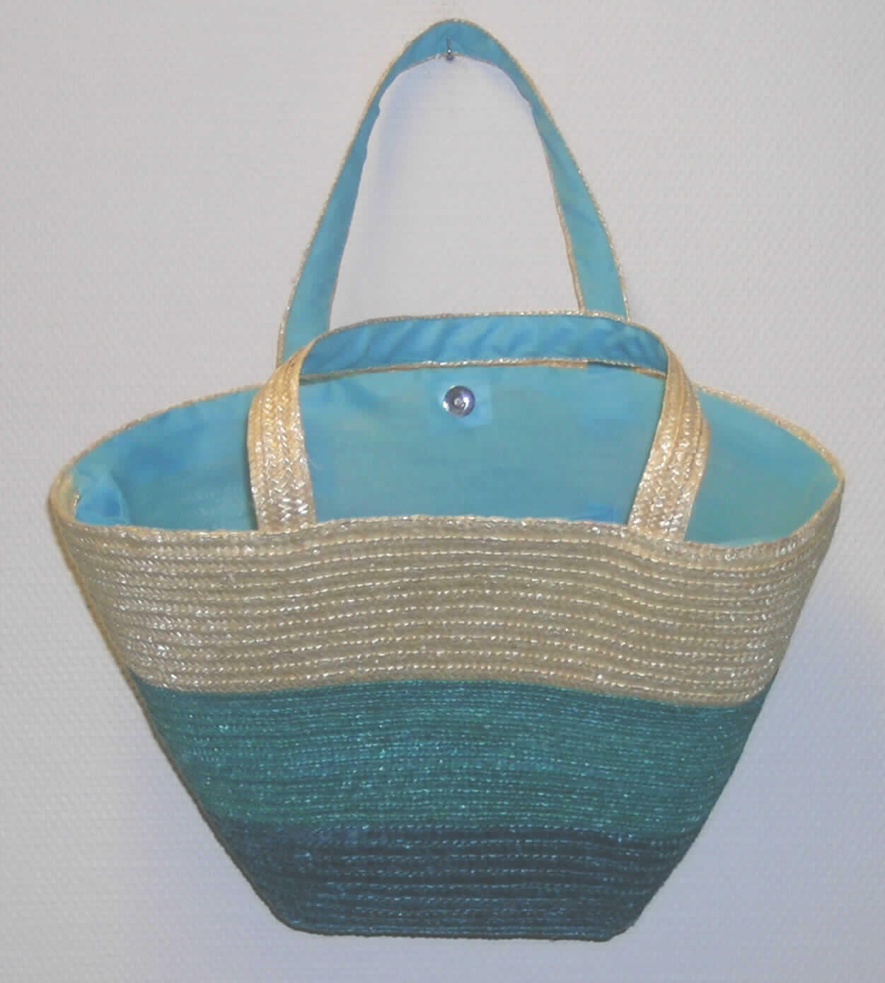 Zusammenstellung, bestehend aus einer Flechtstofftasche und einem Schal; nicht zur 
Befriedigung eines speziellen Bedarfs oder der Ausübung einer Tätigkeit zusammengestellt
(keine Warenzusammenstellung in Aufmachung für den Einzelverkauf);
Flechtstofftasche:
- charakterverleihend hergestellt aus bereits miteinander verbundenen Waren der Pos. 4601
  in Form von Abschnitten aus in Flächenform verwebten, pflanzlichen Flechtstoffen 
  (augenscheinlich Streifen aus Stroh), die zusammengenäht worden sind,
- in den Abmessungen von ca. 47 x 28 x 14 cm,  
- mit zwei Tragegriffen,
- mittels eines Druckknopfes an der Oberseite zu schließen,
- mit einem großen Innenfach, das mit einem Spinnstofffutter ausgestattet ist sowie einem 
  kleinen Seitenfach im Futter,
- ohne Hinweise auf eine Fertigung in Handarbeit.