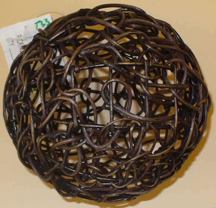 Dekokugel 
- mit einem Durchmesser von ca. 15,5 cm
- mit einem Gerüst aus Draht aus unedlen Metallen, dessen Außenseite annähernd
  flächendeckend mit ineinander verwundenen, pflanzlichen Flechtstoffen bedeckt ist (nach
  Angaben des Antragstellers Rattan)
- ohne Hinweise auf eine Fertigung in Handarbeit
- im Hinblick auf den Gesamteindruck sind die Flechtstoffe als charakterverleihend
  anzusehen.
