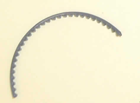 Synchrontreibriemen (Zahnriemen) aus vulkanisiertem Kautschuk

Ein vorgelegtes Warenmuster hatte folgende Eigenschaften:
Schwarzer Synchrontreibriemen mit einem Umfang von ca. 3,8 cm und einer Breite von ca. 2 mm. Der Treibriemen zeigt auf der Innenseite ein Zahnprofil.

Analytische Ergebnisse:
IR-Spektrum: schwarze Kautschukmasse im Wesentlichen wie Kautschuk
Schwefelnachweis: positiv                      
Burchfieldtest: Hinweis auf Kautschuk
Lupenbild: Kautschuk verstärkt mit Spinnstoffeinlagerungen

Nach den Untersuchungen liegt ein Zahnriemen aus Kautschuk vor, der verstärkt wird durch Spinnstofffasern.
