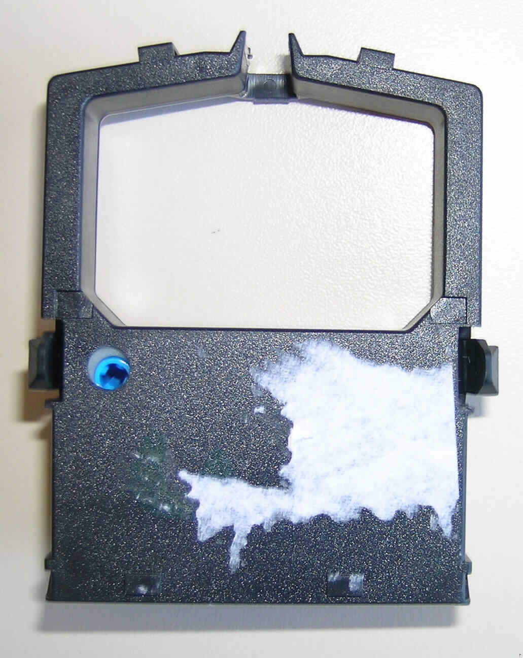 Bei der als leere Farbbandkassette bezeichneten Ware handelt es sich um ein speziell geformtes, ca. 8 x 6 x 1 cm großes Gehäuse aus einem Kunststoff im Sinne der Anmerkung 1 zu Kapitel 39. Der den Spulen ähnliche Materialträger wird im Handelsverkehr zur Aufnahme von Farbbändern verwendet.