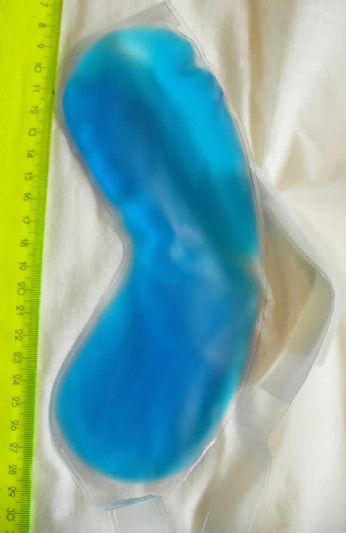 Angaben:
Gel-Brille zum Kühlen der Augen- und Stirnpartien, Außenmaterial: PVC mit Weichmacher; Innen: 1,2-Propandiol, Klettverschluss: Nylon

Feststellungen: 
Flexible, transparente Kunststoffware in der Form einer Brille mit Aufdruck und Klebeetikett sowie Klettverschluss, gefüllt mit einer blauen Flüssigkeit. 
Untersuchung der blauen Flüssigkeit: Propylenglykol in Wasser