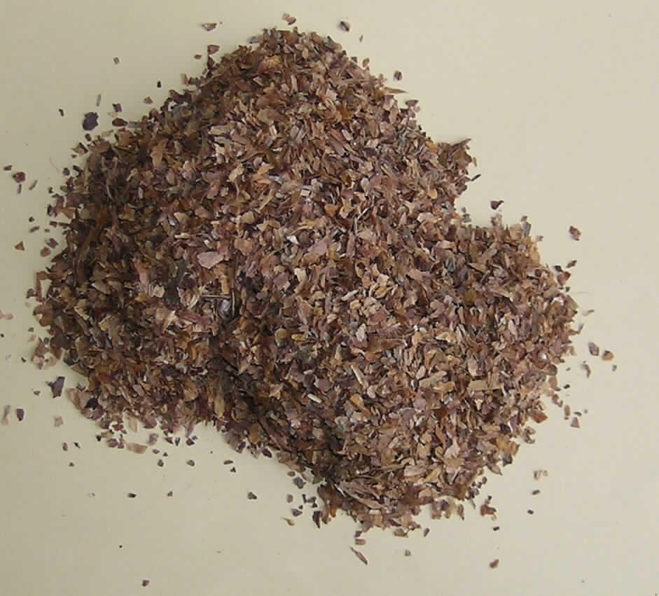 Bei den vorliegenden Warenproben handelt es sich um kleinere, unregelmäßige
Tabakteile, sog. Scraps von gelber (hellbraun) bis dunkelbrauner Farbe (Virginia-Tabak aus China bzw. Tansania). Derartige Tabakteile fallen beim Dreschen (entrippen) von Tabakblättern als Nebenprodukt an. Die augenscheinlich durch Sieben entstaubten Proben gelten zolltarifrechtlich als Tabakabfall. 
Erzeugnisse der vorliegenden Beschaffenheit und Aufmachung (Großgebinde) sind üblicherweise nicht unmittelbar zum Rauchen geeignet und bestimmt.