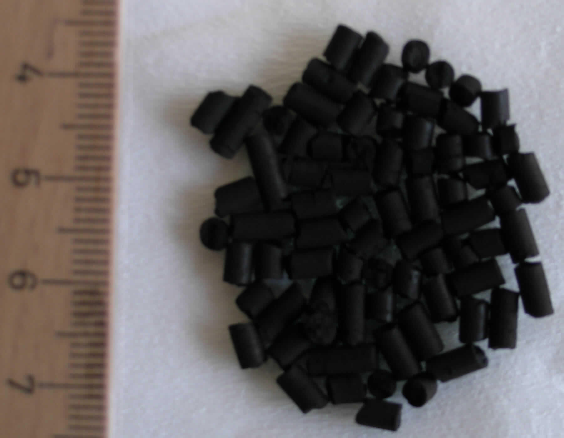 Katalysator zum Abbau von Ozon

Angaben:
Die Ware soll hauptsächlich aus Oxiden des Mangans, Kupfers und Aluminiums bestehen und zum Abbau von Ozon in z.B. der Gas- und Abluftreinigung verwendet werden.

Feststellungen: 
Schwarze, homogene Strangpresslinge mit einem Durchmesser von ca. 3 mm. Die Angaben zur Warenbeschaffenheit und Verwendung werden als zutreffend angenommen.