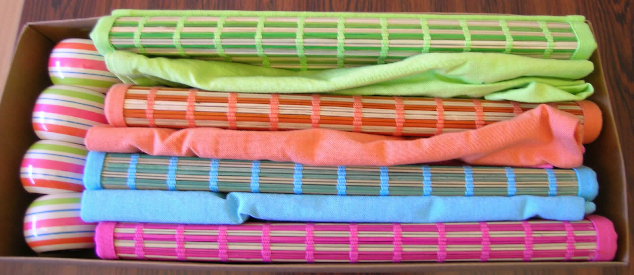Tischsortiment, bestehend aus je vier Tischsets, Servietten und Serviettenringen, gemeinsam 
in einem Pappkarton für den Einzelverkauf aufgemacht; zur Befriedung eines speziellen Be-
darfs zusammengestellt;
- Tischsets (Matten):
-- in den Abmessungen von ca. 49 x 33 cm,
-- aus (charakterbestimmend) pflanzlichen Flechtstoffen (lt. Angaben des Antragstellers aus 
   Bambushalmen), parallel aneinander gefügt und durch Haltefäden aus Spinnstoffen in Flächen-
   form verbunden,
-- mit einer ca. 1,2 cm breiten Randeinfassung aus Baumwollgewebe,
- Servietten:
-- in den Abmessungen von ca. 42 x 41 cm,
-- aus Baumwollgewebe,
-- an den Rändern durch Umschlagen und Festnähen gesäumt,
- Serviettenringe:
-- mit einer Breite von ca. 4 cm und einem Innendurchmesser von ca. 3,7 cm,
-- aus Holz.
Die Matten aus Bambus bestimmen im Hinblick auf die Verwendung und den Wert den Cha-
rakter der Warenzusammenstellung.