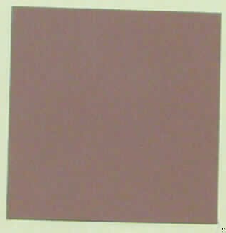 Quadratischer Abschnitt eines Drucktuchs (Größe 6,8 X 6,8 cm),  mehrlagig aufgebaut. Die Oberseite besteht aus einer braunen Kautschuklage, auf der Unterseite befindet sich eine Metallplatte. 
Analytische Daten:
Lagenaufbau: Es lassen sich 9 Lagen aus verschiedenen Materialien erkennen (Kautschuk, Polyestergewebe, Kunststoff und Metall)
IR-Spektrum: Oberfläche wie Acrylnitril-Butadien-Kautschuk
Lupenbild: Oberfläche ist nicht zellig
Burchfield-Test (Oberfläche): positiv auf Kautschuk
Schwefelnachweis (Kautschuklagen): positiv
Stickstoffnachweis (Kautschuklagen): positiv

Nach den Untersuchungen besteht das Drucktuch aus mehreren Lagen Kautschuk, Kunststoff, Gewebe und Metall. Charakterbestimmend ist die Oberfläche des Tuches. Diese Oberfläche besteht aus einem Vollkautschuk.
